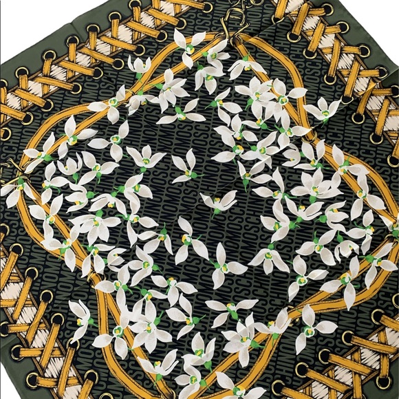 ❤️❤️❤️Moschino 34” x 34” beautiful silk scarf ❤️❤️❤️ - Picture 2 of 7